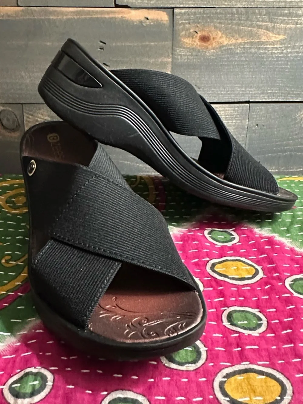 NWOT Bzees Black Cross-Strap Slip-on Sandal